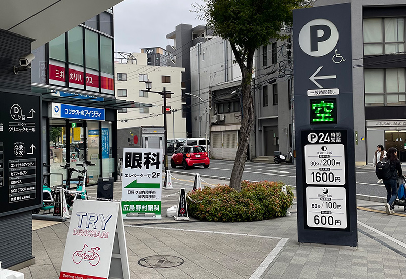大通りからはこの看板を目印にお越しください